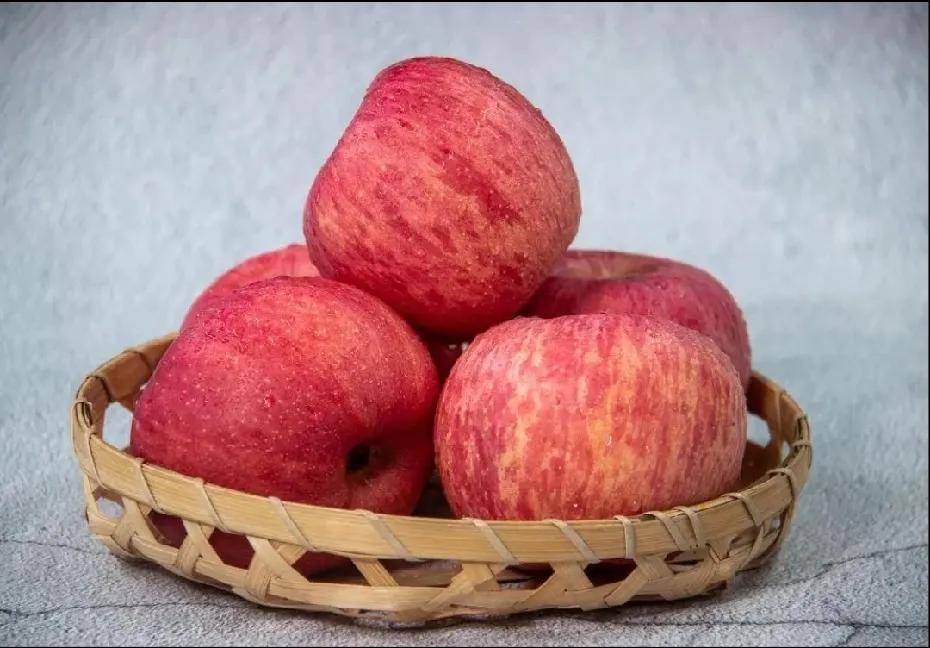 我爱吃L川苹果，特别是冰t心苹果🍎，切开苹果，核心有一圈半透明的果肉，这种苹果