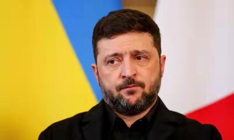 泽连斯基这出戏，我看要唱不下去了！手里没牌硬要撑，对内反腐改革能闹到街头抗议，对