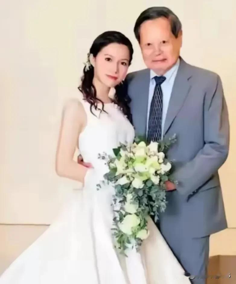 和同龄人的男人结婚的女人是女凡人；

和父辈年龄的男人结婚的是名女人；

和祖父