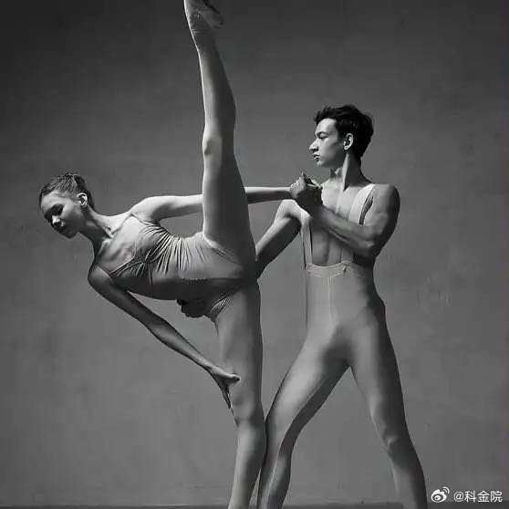 《芭蕾舞者一个立脚尖一字马，这腿长太让人羡慕了》播放量：2.4万点赞量：144网