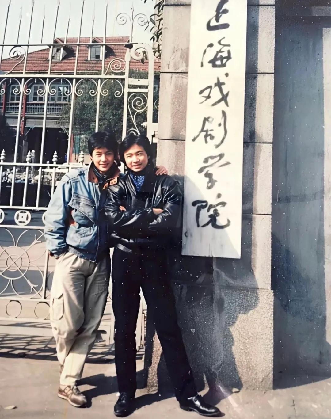 1994年，两人是同班室友，一位走向喜剧，一位走向反派，你能认出来他们是谁吗？