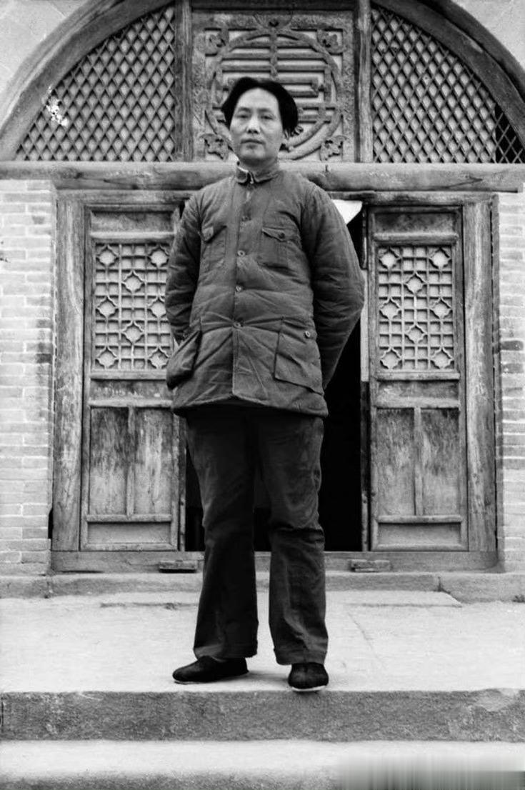 越是在最危急的时刻 . 人们就越发的怀念润之先生 . 想他的为人民服务之大义 .