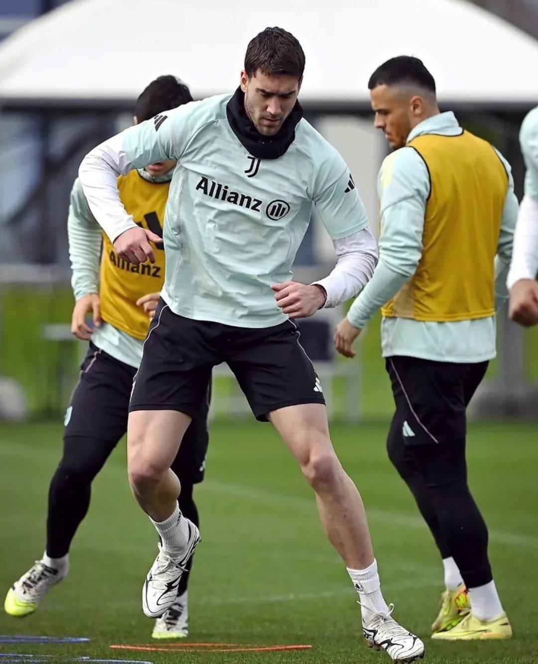 都灵体育报：弗拉霍维奇和尤文图斯的联系频繁、持续且热烈，双方都对继续走下去充满了