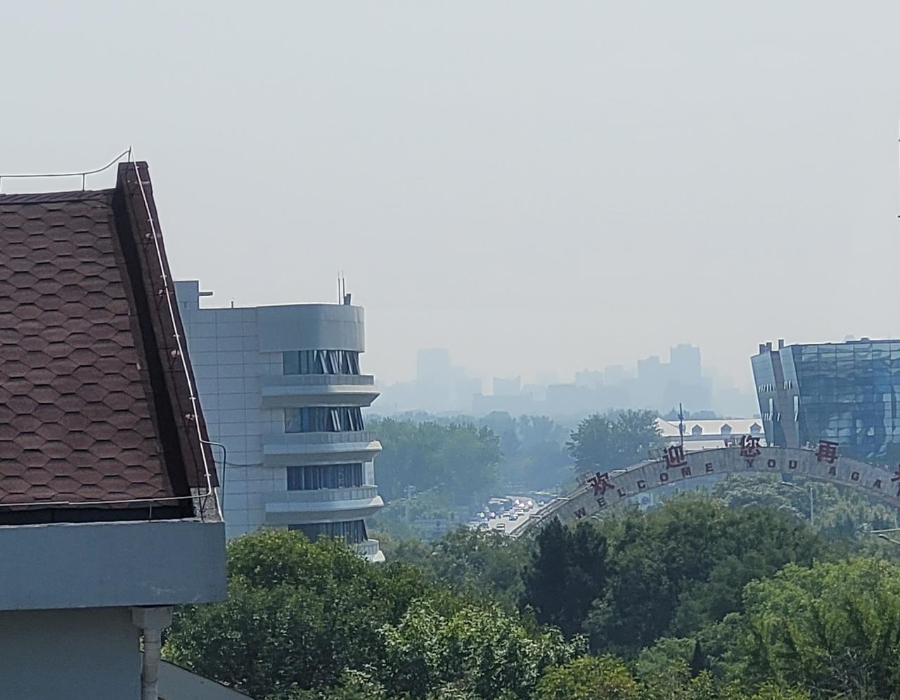 今日北京空气质量比上海苏州宁波低一二级。北京早上三级轻度(其实较重)上午二级良(