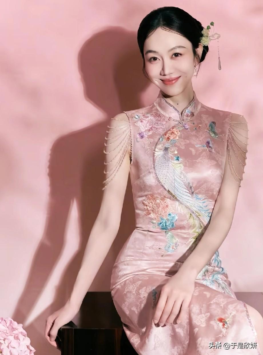 都说姜妍不争不抢，我查了下她春晚旗袍的价格，3万6。舞台上，别人都是高定礼服。姜