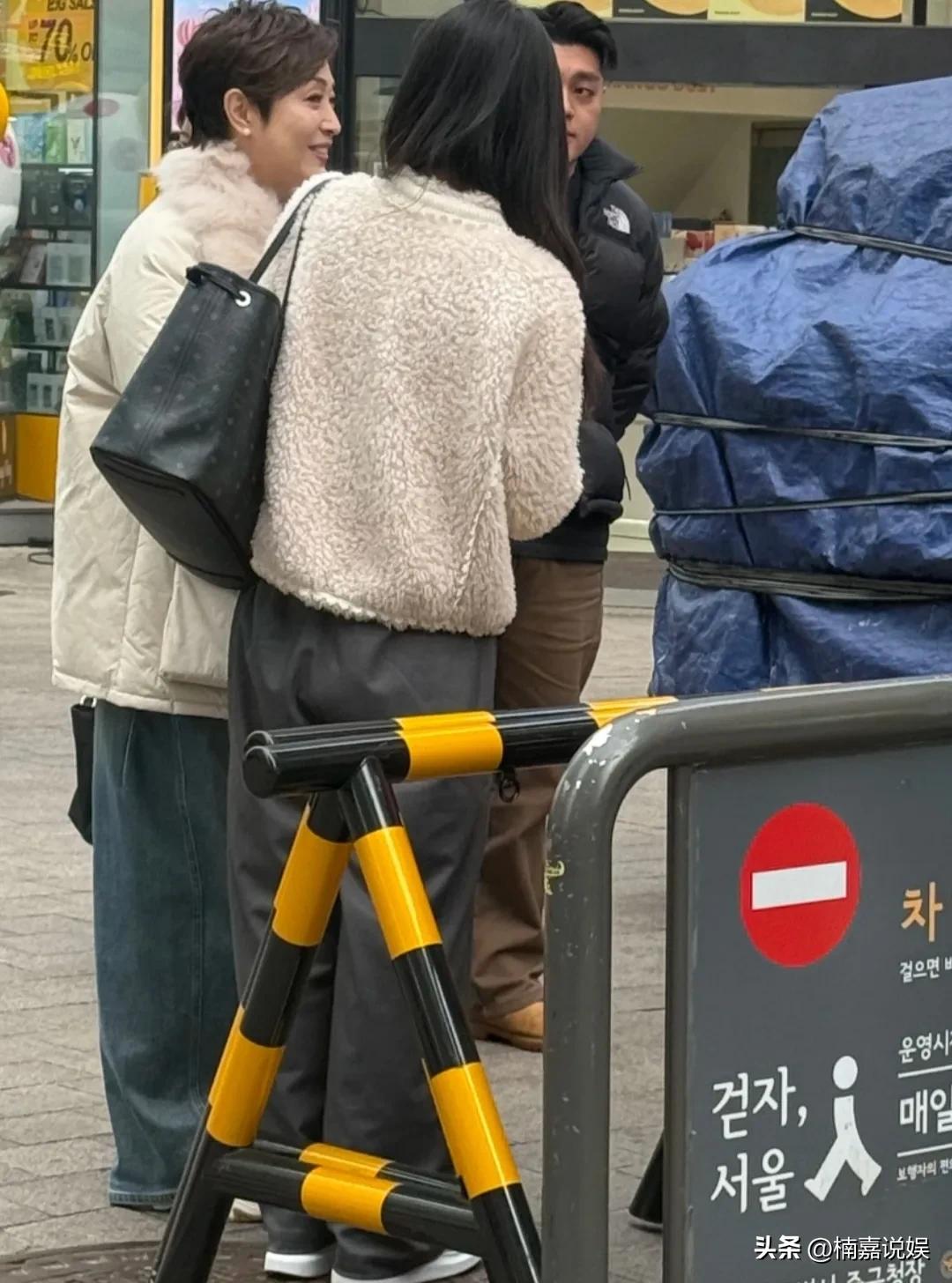 不愧是“最美短发港姐”，当年的美貌能与李嘉欣分庭抗礼的，这颜值好抗老啊！
59岁