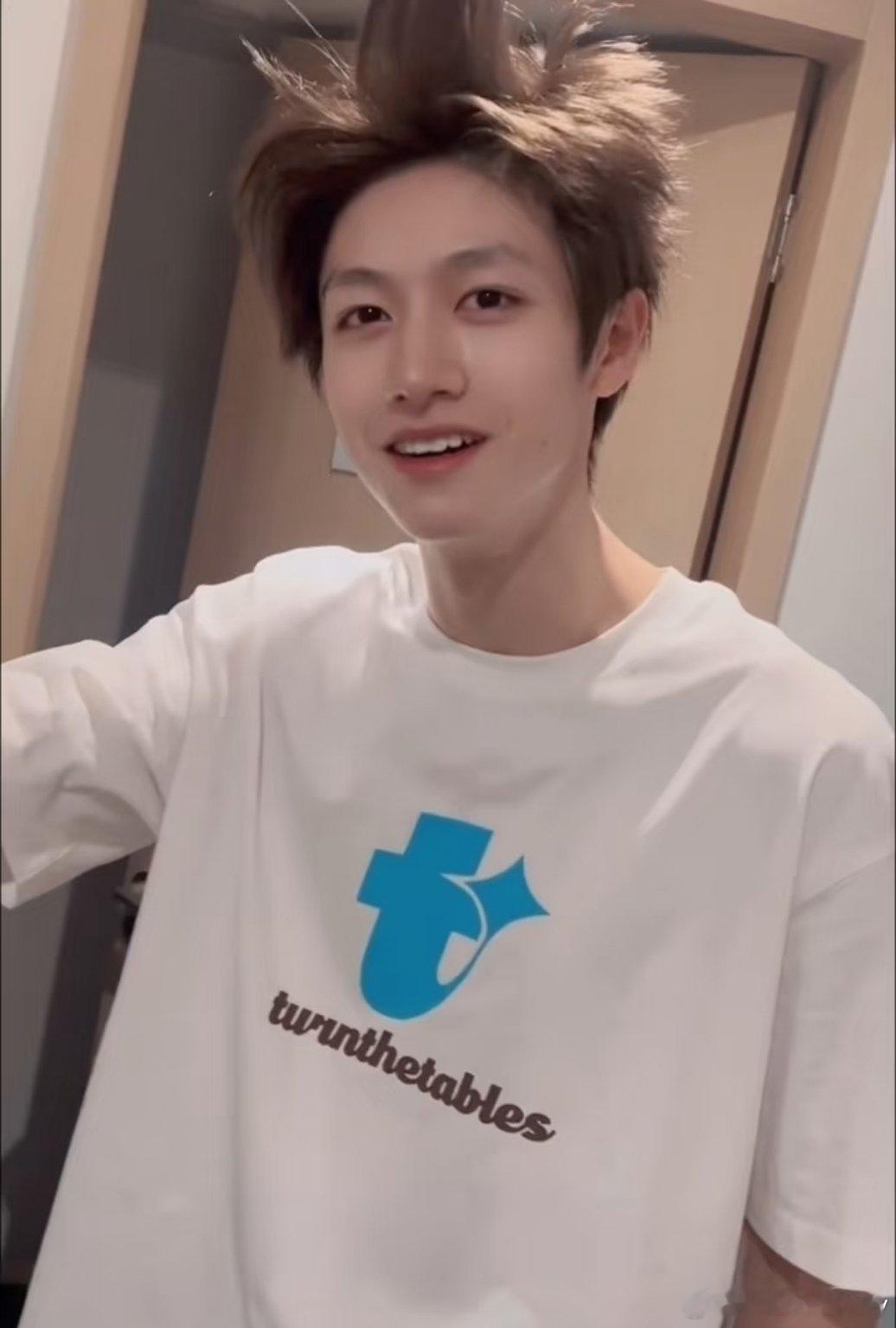 素颜是一个男演员爆火的敲门砖年轻真的好啊，纯素颜 没有任何滤镜显得更精致，朱志鑫