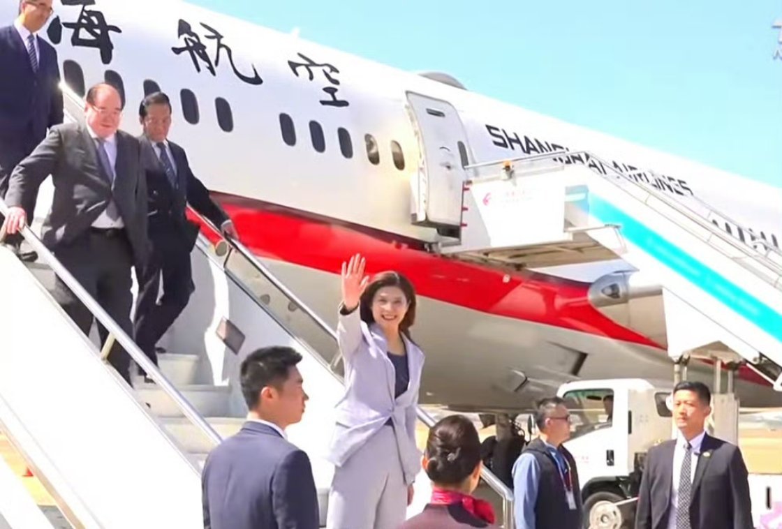 郑丽文率团抵达挺好的，算是一次破冰之旅。赖狗将两岸推向对立，郑丽文这次访问大陆，