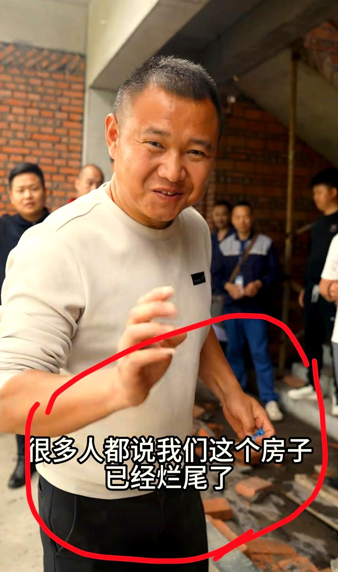 一条工地视频，把评论区吵得比电钻还响。
农村四哥站在厨房，和水电工、灯光师对着墙