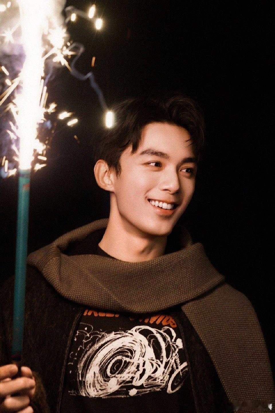 吴磊新年第一张神图有了 鲜活少年气太绝了！吴磊在烟花绽放时转身微笑，眉眼间满是温