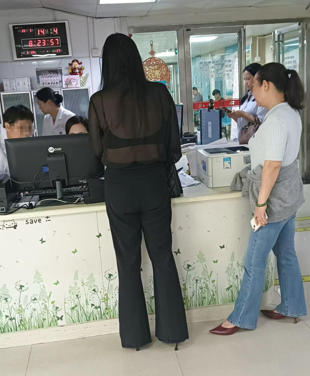 一大早跟公司的美女同事去医院办事，没想到平时活泼开朗、身材撩人的女同事，今天的穿