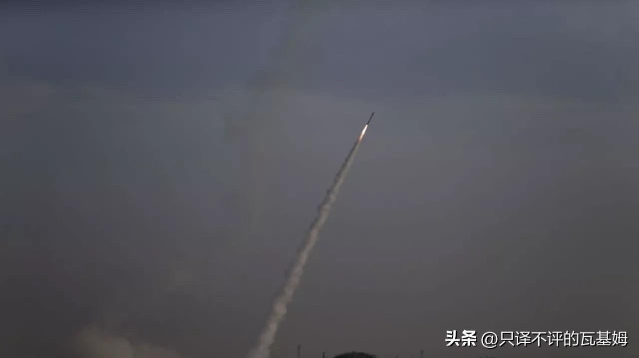 突发！美国驻巴林海军基地总部遭袭，燃起大火！2026年2月28日，据多家媒体报道