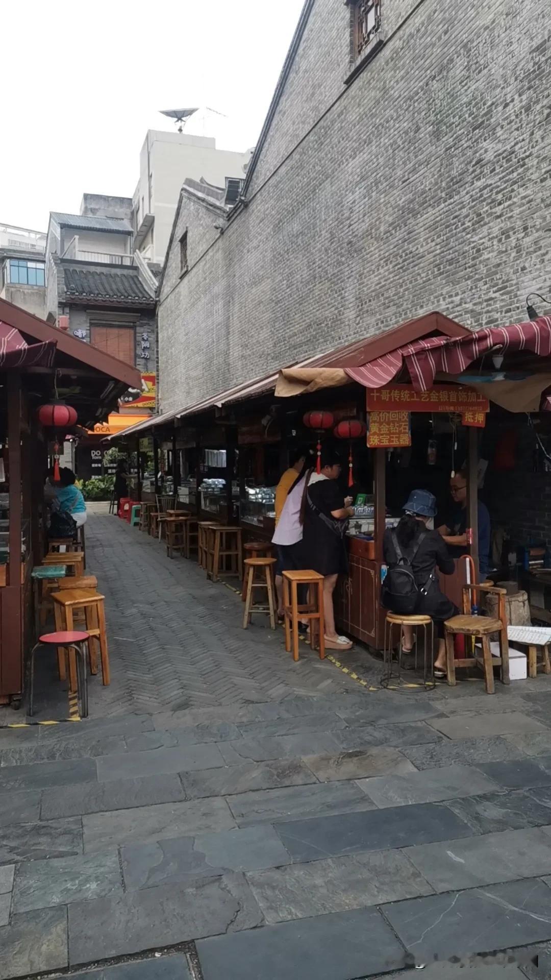 这几天没有睡好觉，然后去眼科，找医生诊疗一下眼睛，医生说，你是休息不好，滴一下这