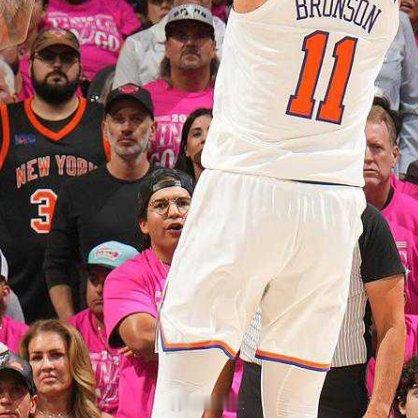 NBA总决赛首战，尼克斯客场105-95击败马刺拿下开门红，1-0抢占主场优势。