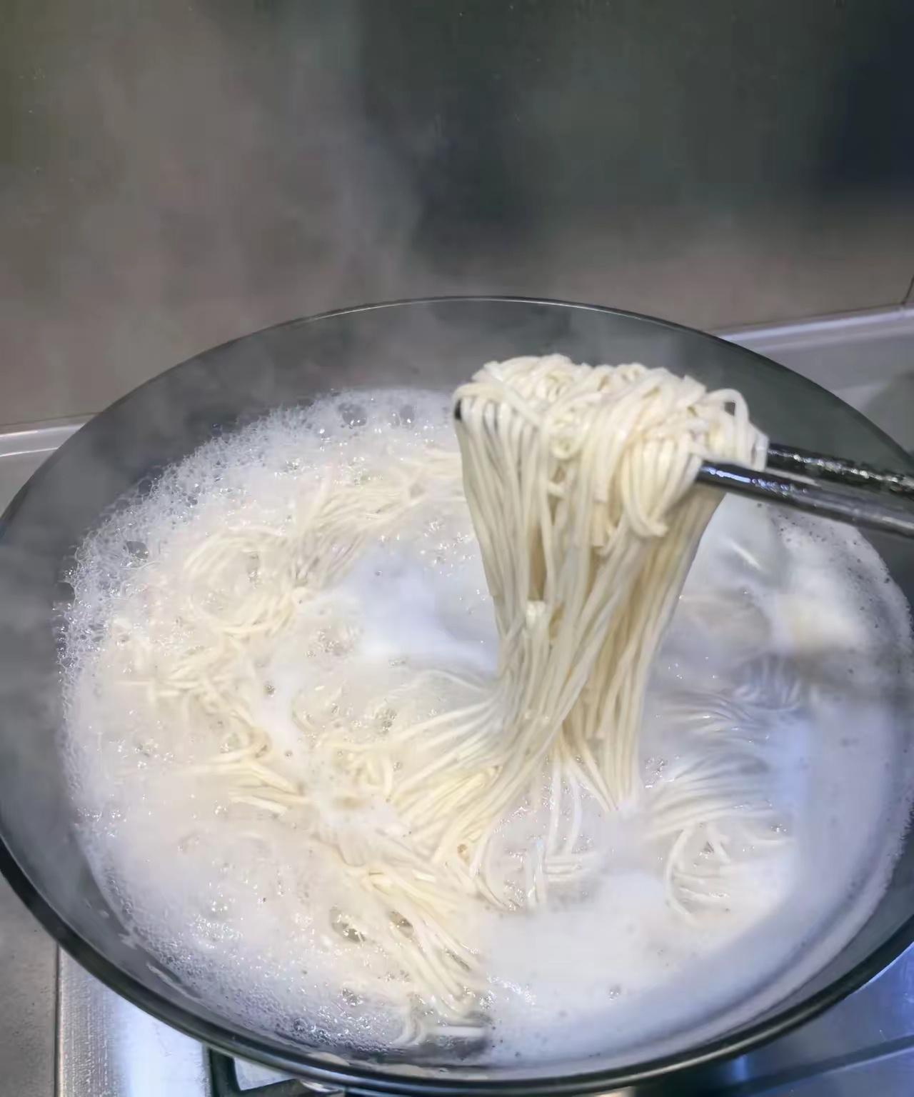 挂面不洗能吃吗？早上妈妈给煮了点面条吃！我就问了一句，面洗了吗？婆婆瞪眼就生气说