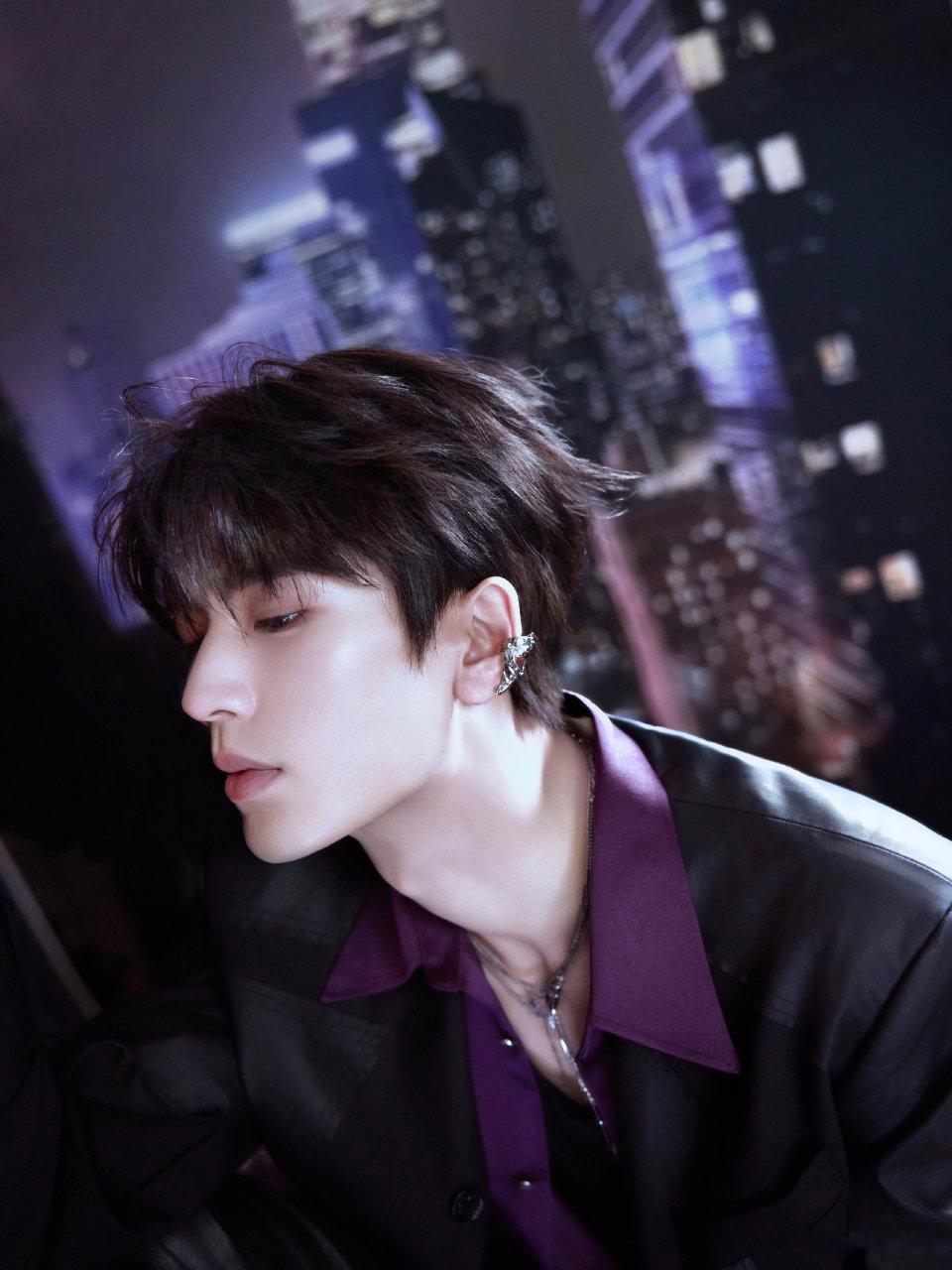 张凌赫耳夹皮衣造型 啊啊啊啊！我天！！张凌赫 电竞男神帅得人神共愤