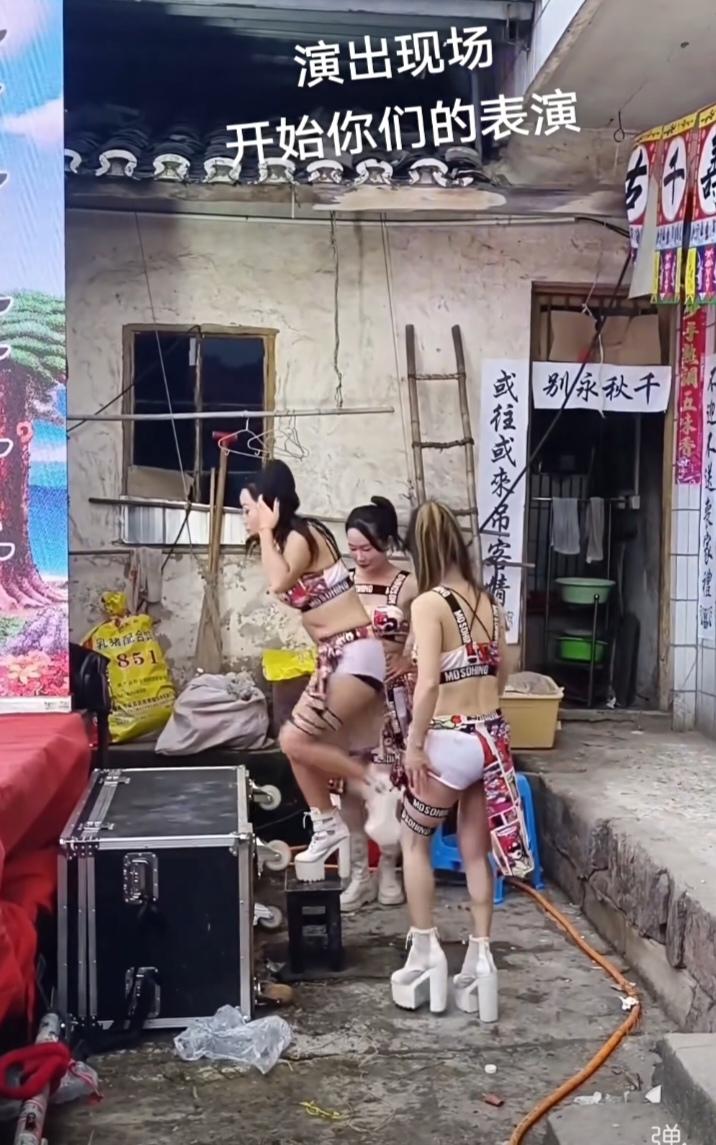 这是庆祝吗？亲人死了，哪怕是一百岁也是伤心事，用不着庆祝吧？
这是想把躺着的气过