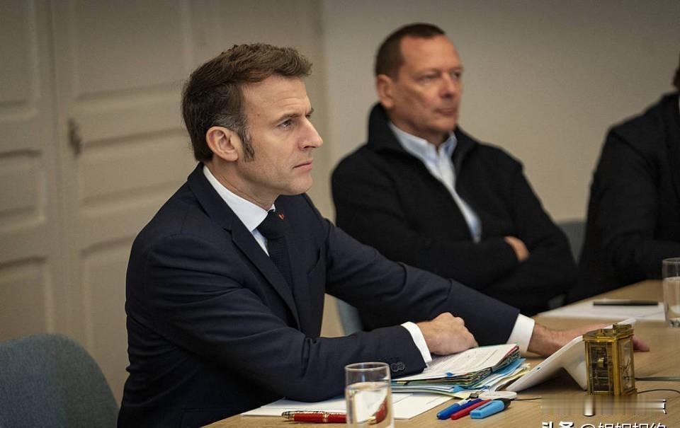 马克龙急了，中美之间走钢丝，结果踩空了？
马克龙在达沃斯戴着墨镜讲话，看起来挺酷