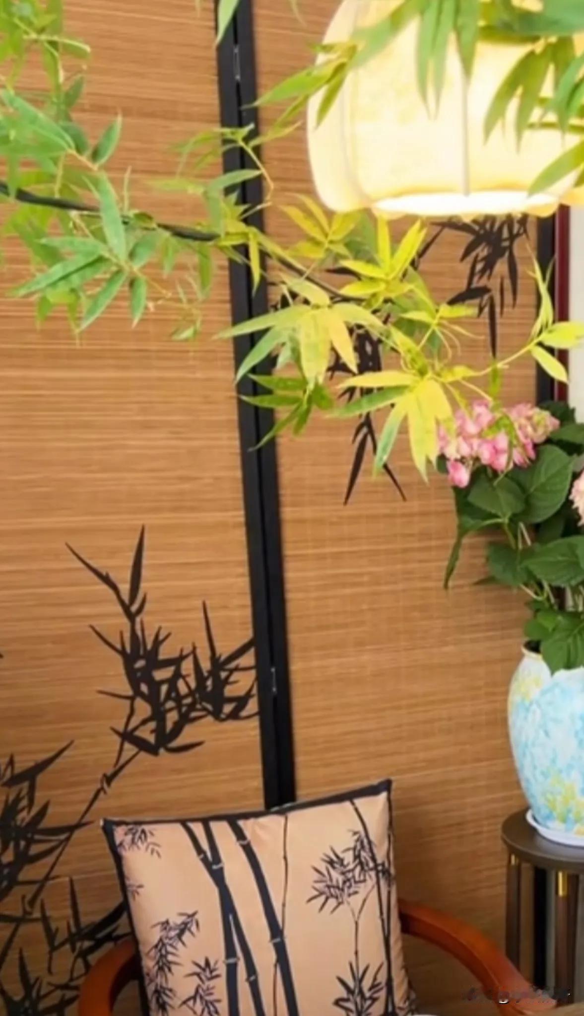 最高级的女性气韵，从不在眉眼间的媚态，亦无关身姿的妖娆。
 
而是自带一份端庄威