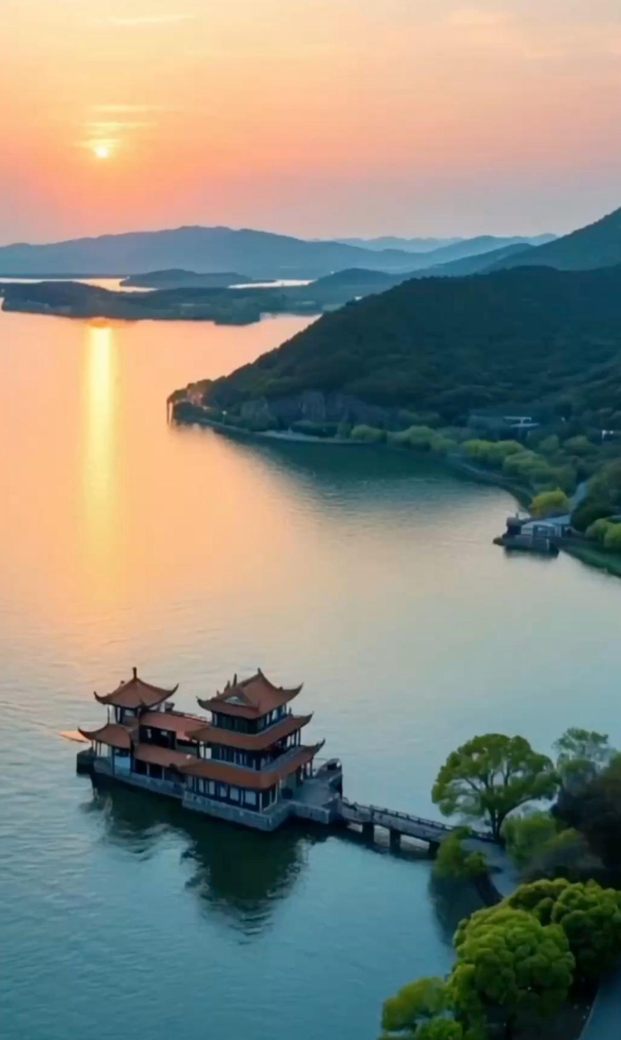 中国哪里的山水最好、风景最美万顷太湖，揽尽江南柔情与辽阔。远山含黛环拥碧波，七十