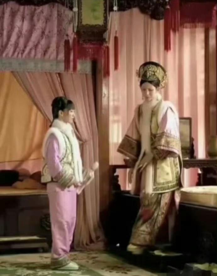 原来安小鸟真的这么小啊，安陵容真是长了个高个脸啊 ​​​
