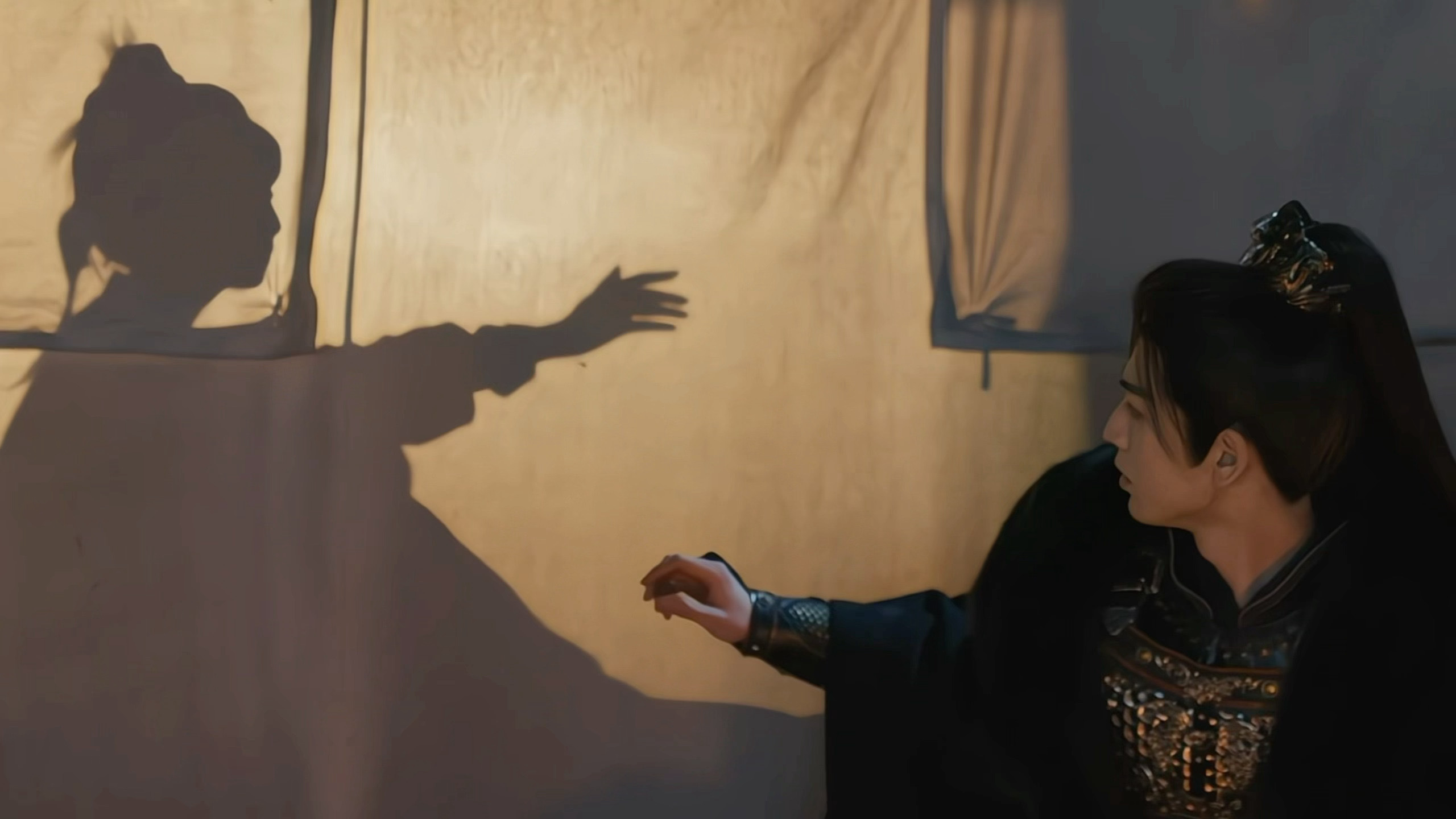 在《逐玉》的故事画卷中，逐玉张凌赫回头看田曦薇向前走张凌赫回头看田曦薇向前走 成