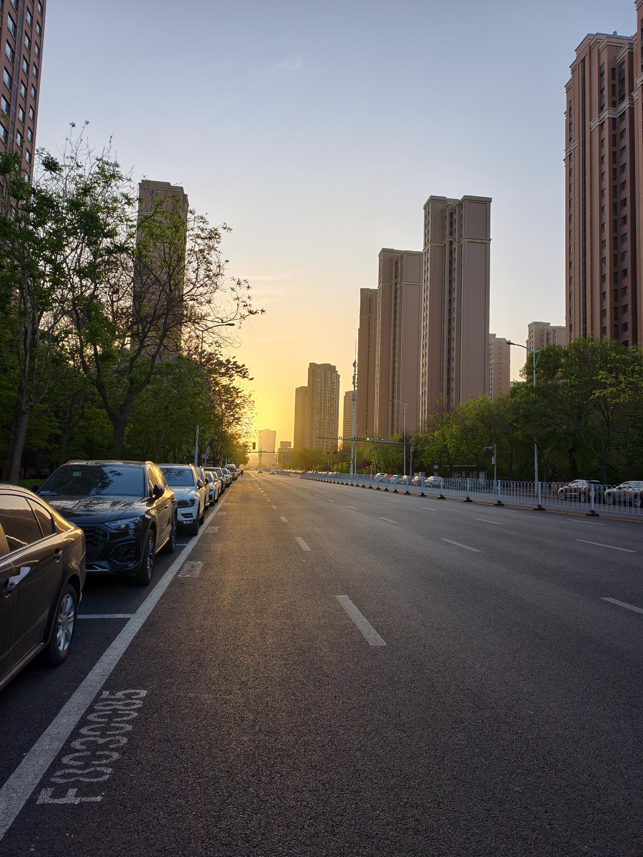 今晨，迎着朝阳漫跑在街道上，新的一天开始了！
