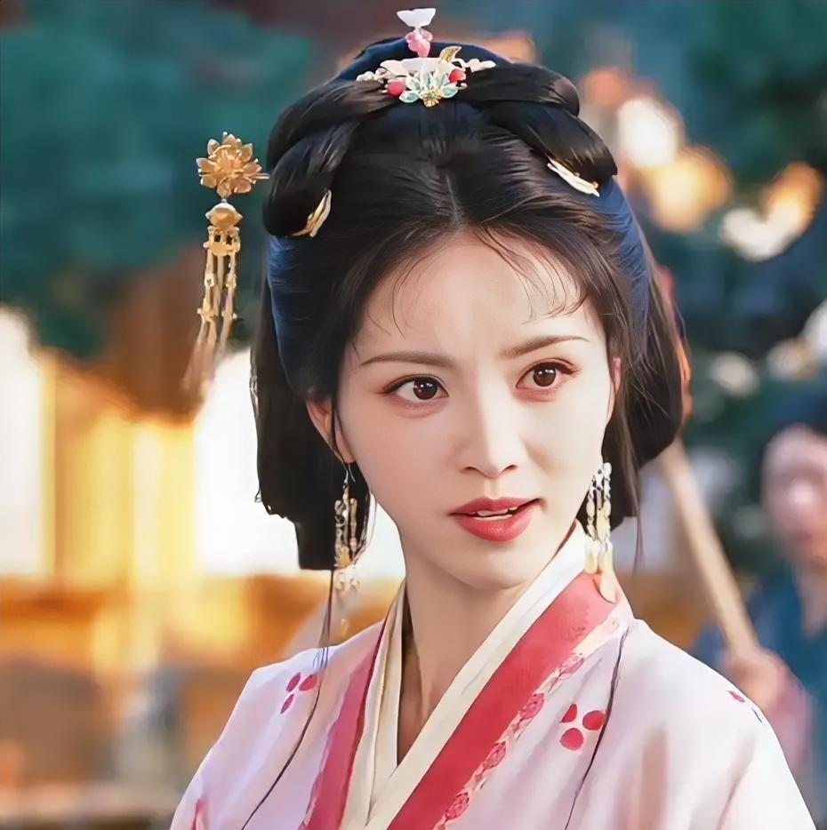 毛林林这路子，才是真一步一个脚印踩出来的。
原名毛林颖，浙江温州人，她爸是平阳萧
