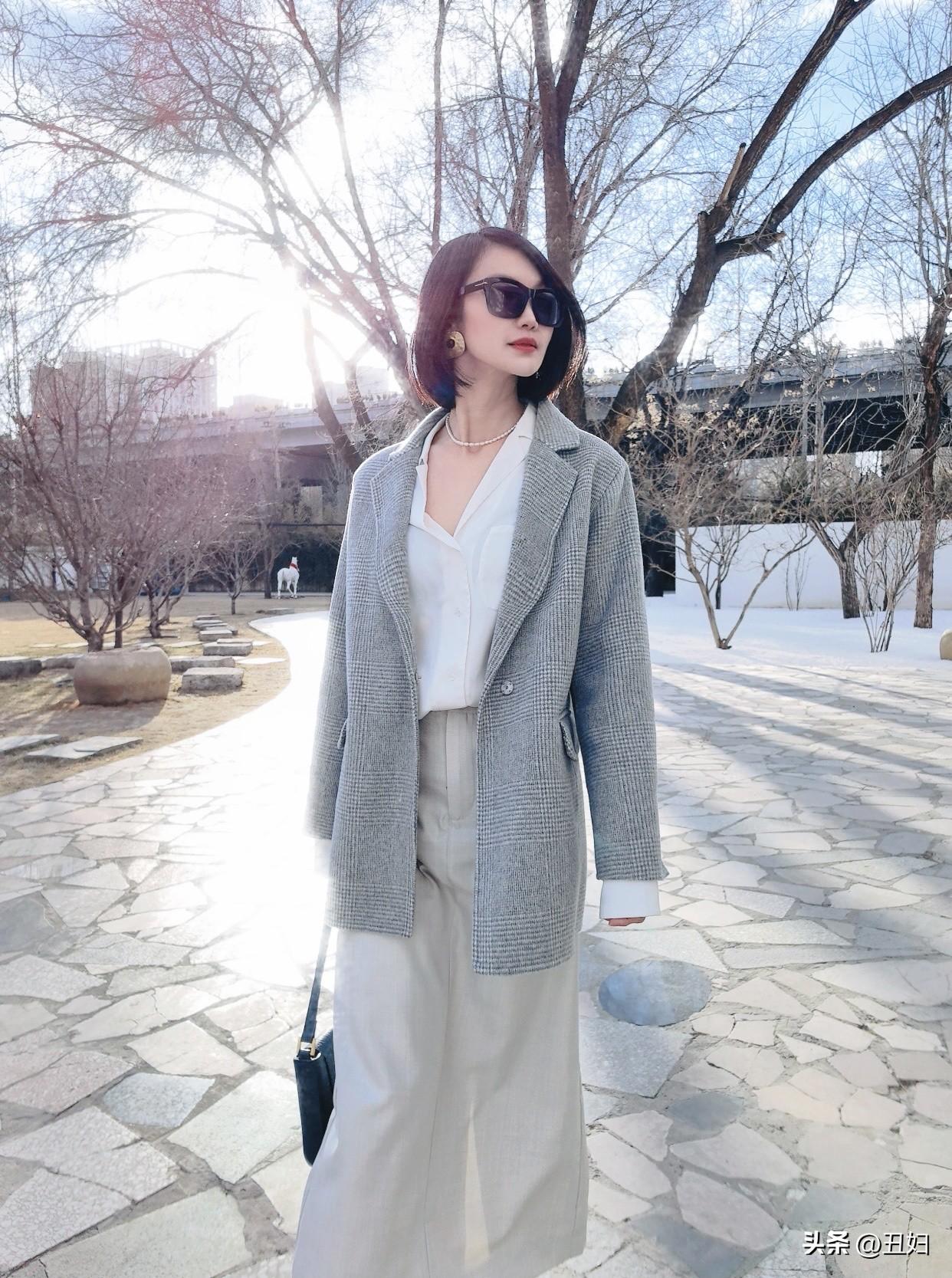 什么叫有韵味的女人。有韵味的女人懂得生活，会在闲暇时泡一壶茶，读一本书，享受那份