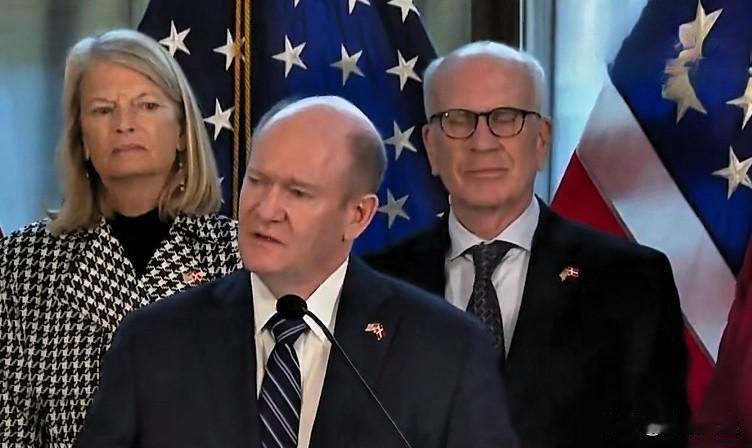 美国民主党参议员克里斯·库恩斯在哥本哈根与丹麦及格陵兰官员会晤时，就近期争议言论