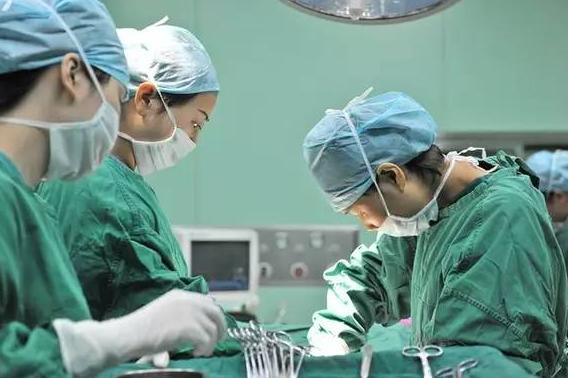 黄*，女，25岁。主诉:停经50天，刮宫术后3天，腹痛2小时。 患者平时月经规则