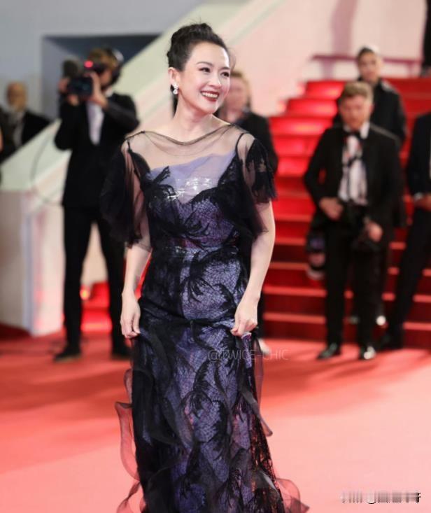 戛纳红毯还得是国际章！
45岁章子怡带着《酱园弄》走红毯，虽然带着点老态，可是生