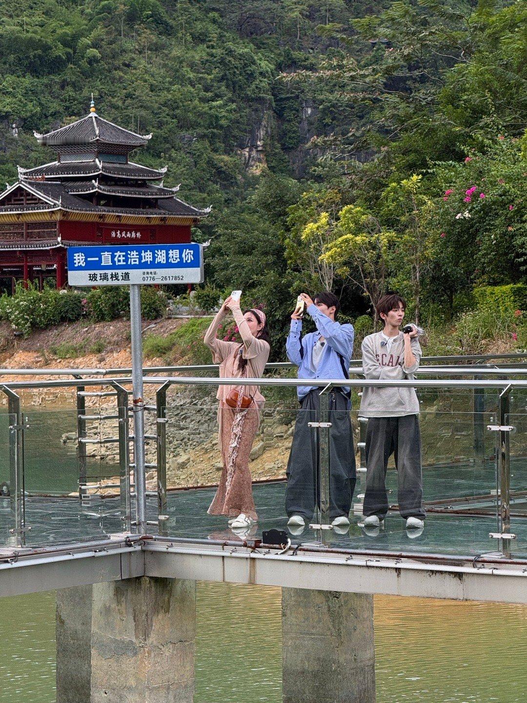 张馨予翻山越岭只为看到这风景看到张馨予说山路滑、云雾遮湖但依然登顶，瞬间被戳中！