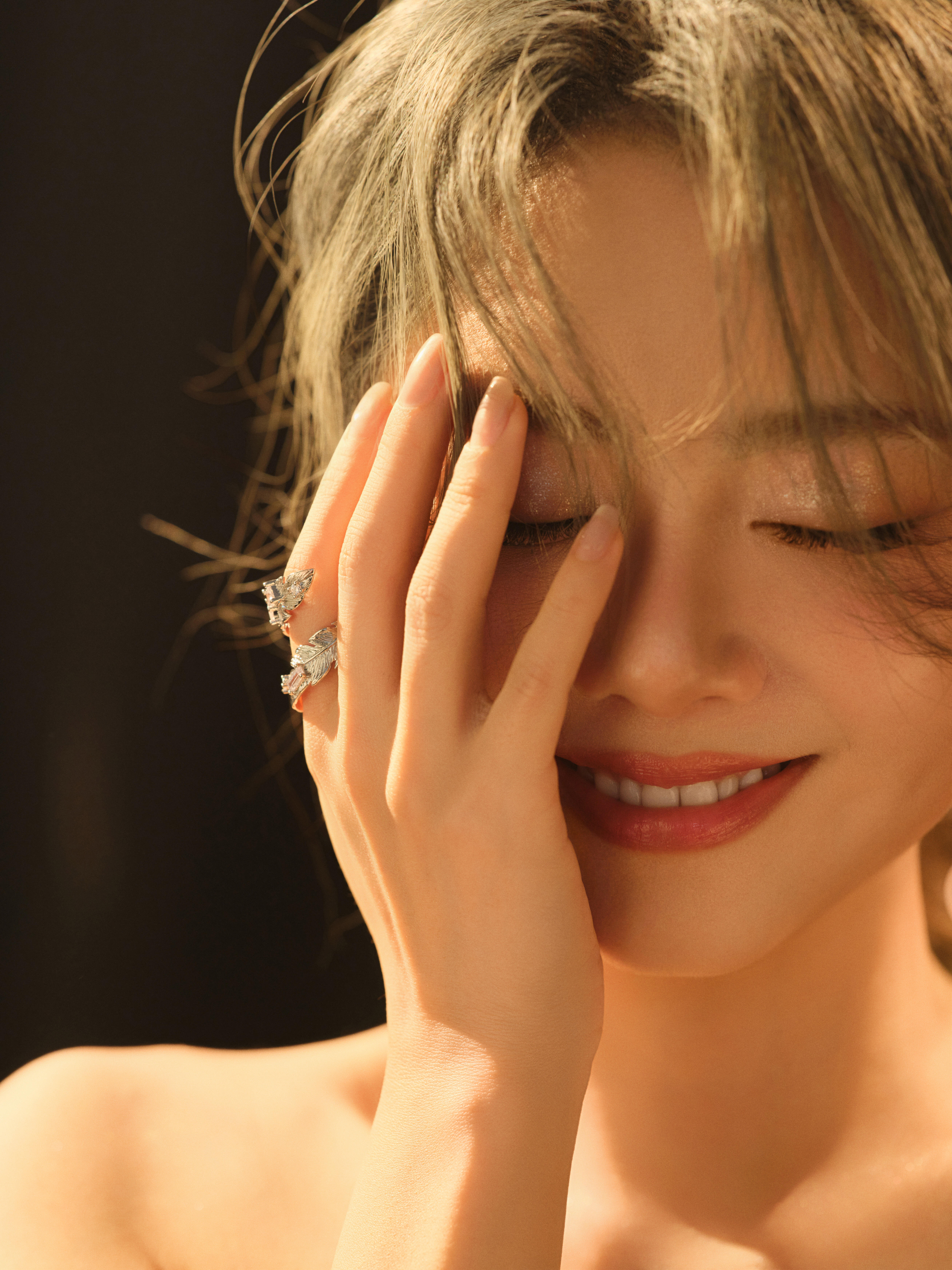 谭松韵有时候真的很难跟不追的人解释，为什么我们会这么认真。不是因为热搜，不是因为