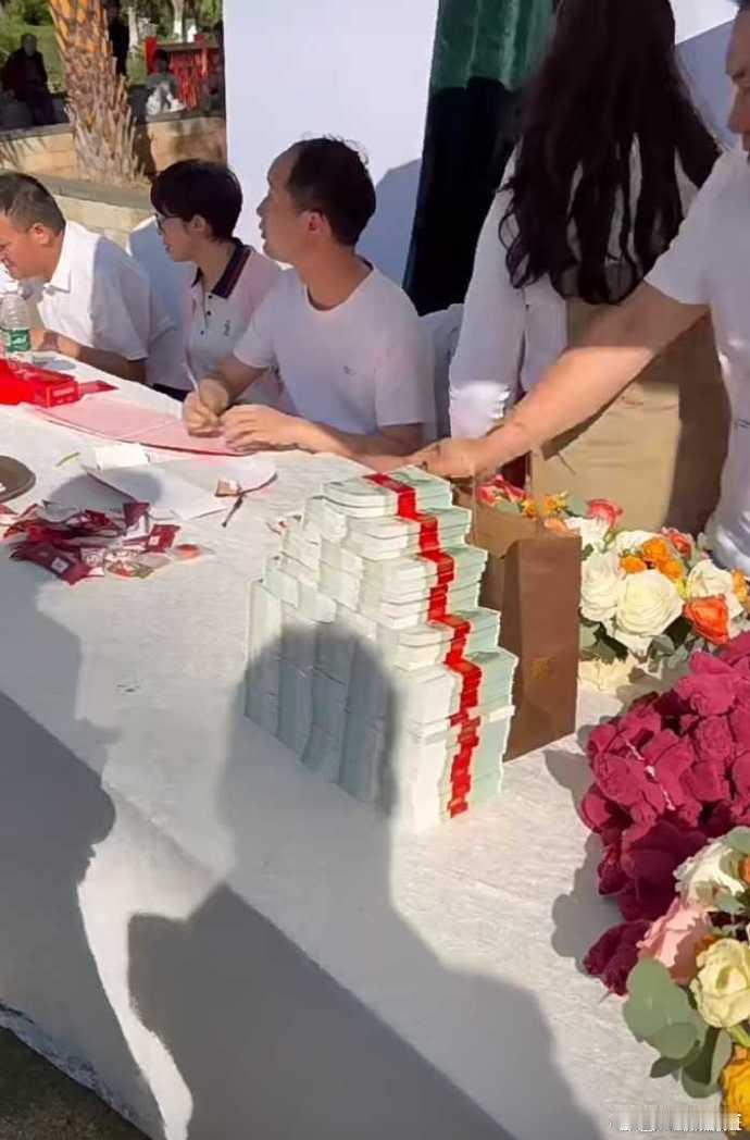听说是新郎前女友送的，大手笔啊！  