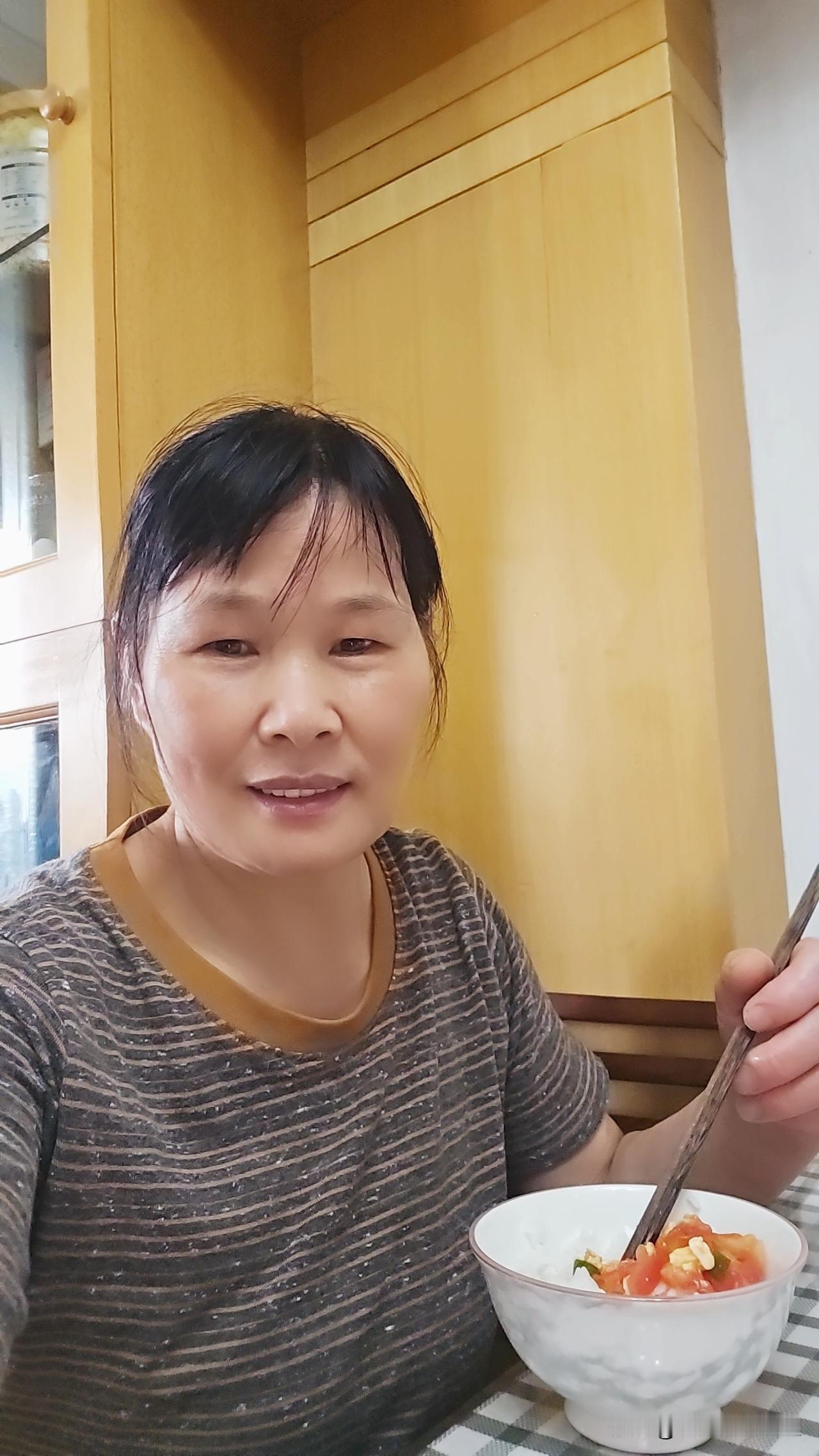 天气预报说今天有台风，一早女儿就打电话，叮嘱我今天不要出门打扫卫生了。

吃过早