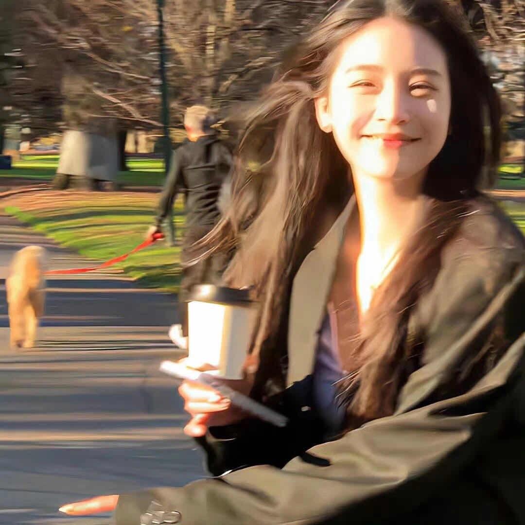 𝑾𝒆𝑪𝒉𝒂𝒕｜松弛感真人女头全部都是自然光原生抓拍，摒弃厚重网红滤镜