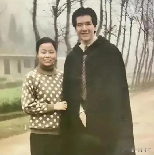 巨帅的费翔，他的母亲居然是这样的人！1986年冬天，“妈，你看那是不是咱家的老房