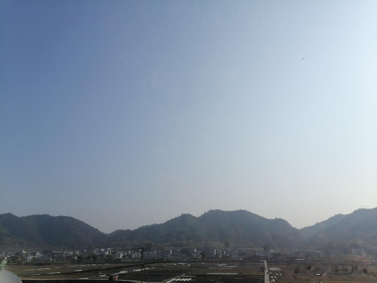 天空万里无云非常晴朗，又是一个毒辣的大太阳。去冬今春再度验证了全球气候变暖这个大