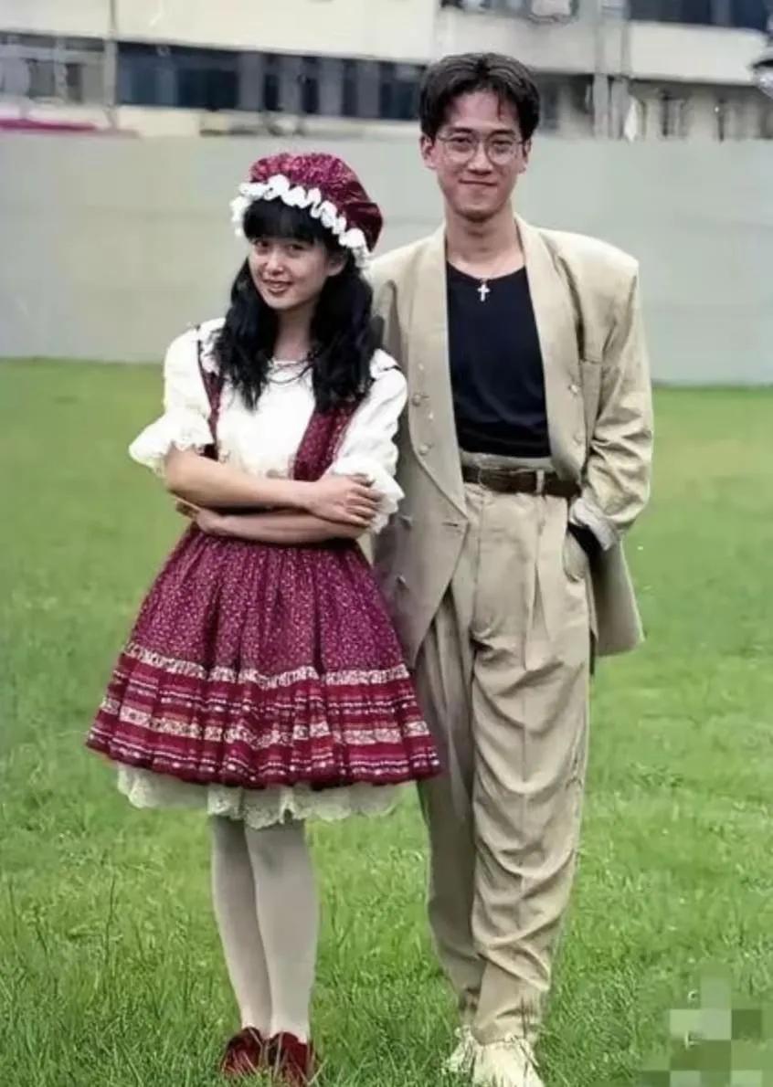 90年台湾歌坛的顶尖人物孟庭苇和周传雄，他们俩谈过？看到这两个人你会想起什么歌曲