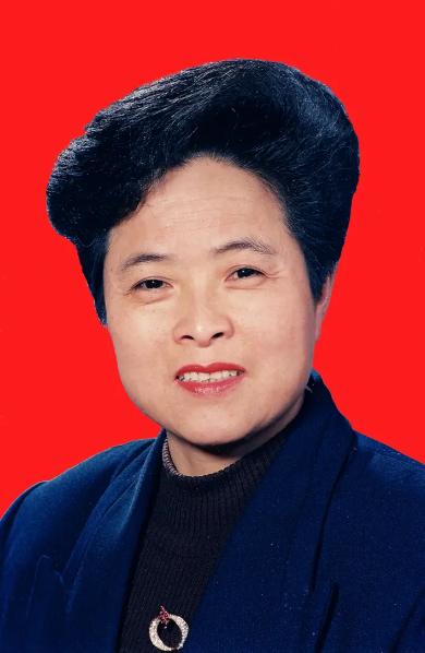 你敢信吗？一个身价不菲、住着三层小洋楼的女大老板，放着安稳日子不过，硬生生把自己