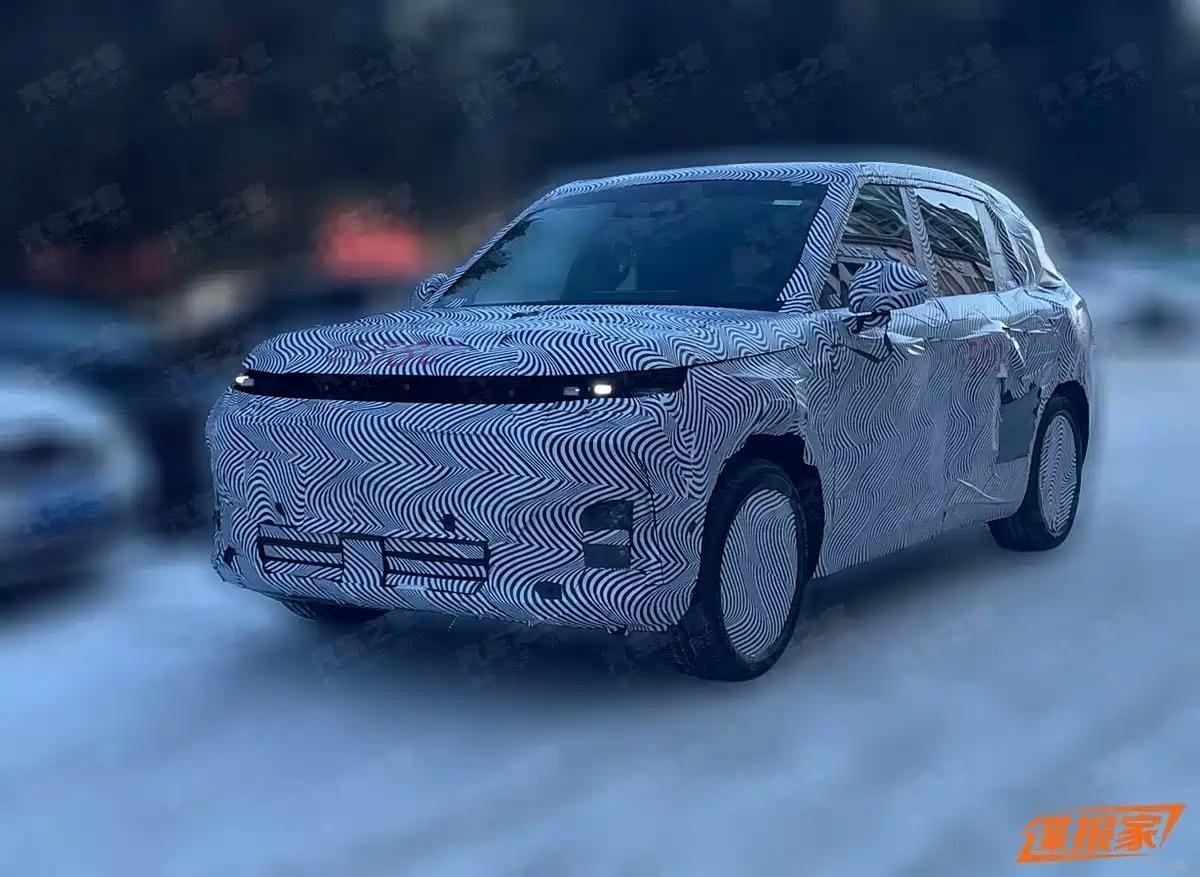 或提供增程/纯电双动力，小鹏G02全新SUV谍照首曝。 
