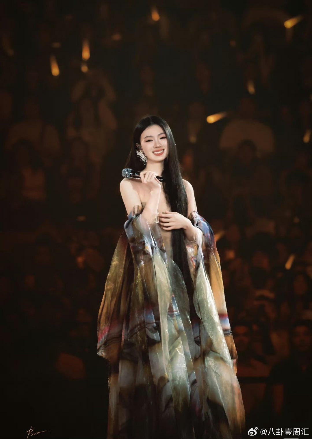 单依纯演唱会上哭了单依纯演唱会快哭了 粉丝说单依纯在今晚演唱会上快哭了 李荣浩4