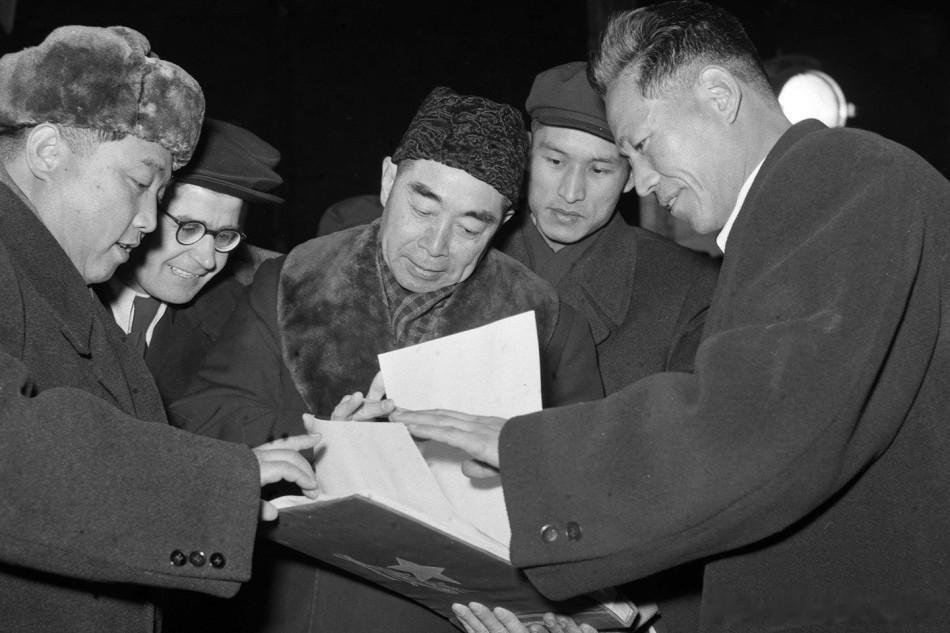 1958年2月16日，周恩来率领政府代表团参观朝鲜化工基地兴南化学肥料厂。周恩来