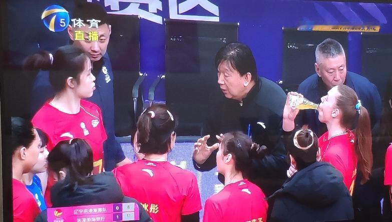 辽宁女排的新任主教练李海运教练和助理教练看着年龄都不小啊，为了辽宁女排真是操碎了