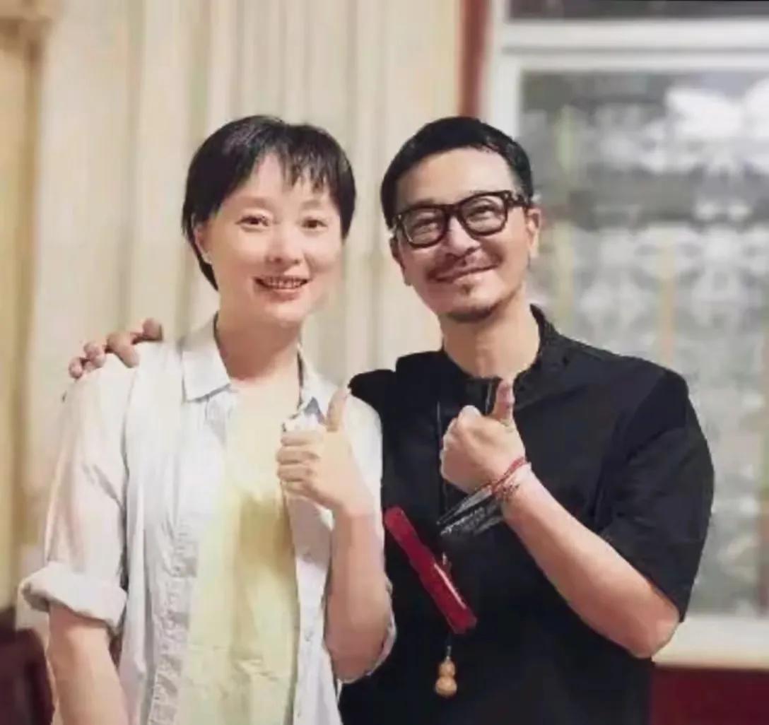 他们俩都是知名演员，而且还同名同姓，缘分不浅！只不过，这个男演员的打扮有点吓人一
