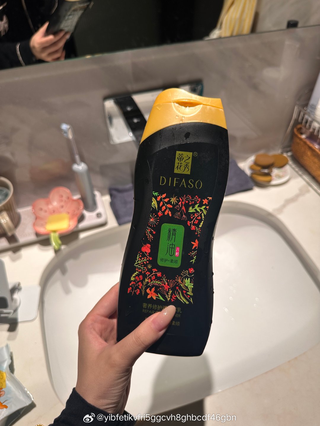 这个用完了，超级便宜的护发素，香味很浓，不爱香味重的洗护产品的妞们慎买我的发量我