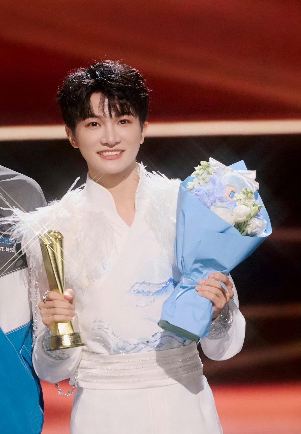 周深巅峰时代之声周深QQ音乐巅峰之夜给的奖是巅峰时代之声，这个荣誉很高了，他值得