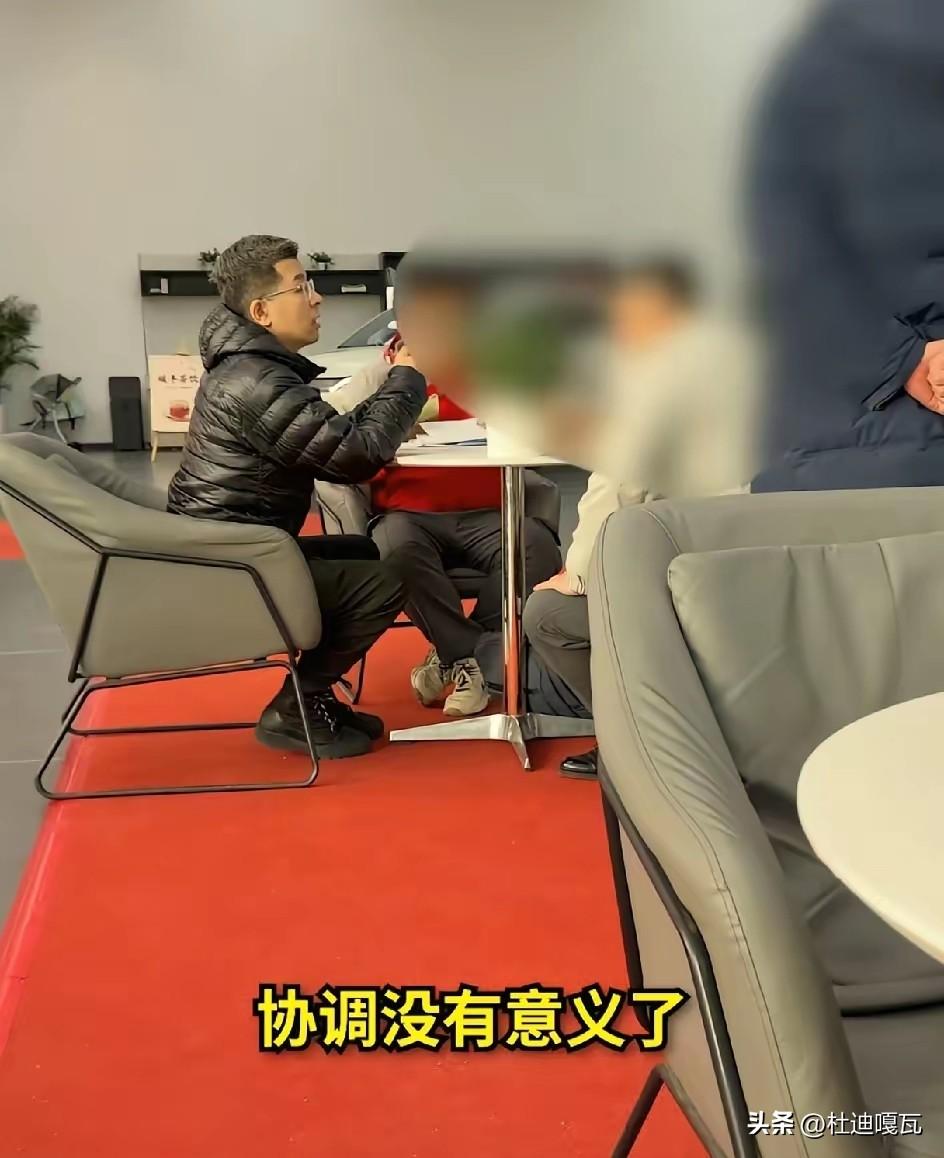 比亚迪车主蹭饭这个事儿不好收场了，现在4s店也僵持在这里，就是不想和庞先生再有任