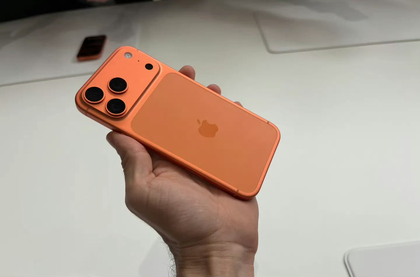 iPhone17Pro长得像充电宝哪里像啦，这多帅啊，能不能不要乱说，要不要反思